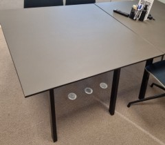 Møtebord i antrasittgrått / sort fra Svenheim Factor-serie, 100x100cm, pent brukt