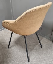 HAY About a chair AAC 127 Soft, helpolstret i blek ferskenfarget remix, ben i sortlakkert stål, pent brukt