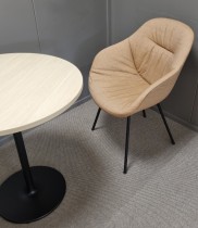 HAY About a chair AAC 127 Soft, helpolstret i blek ferskenfarget remix, ben i sortlakkert stål, pent brukt