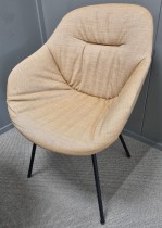 HAY About a chair AAC 127 Soft, helpolstret i blek ferskenfarget remix, ben i sortlakkert stål, pent brukt