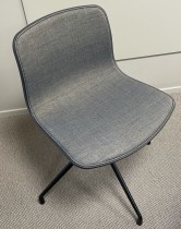HAY About a chair AAC 10 i mørk grå / grått polstret sete, ben i sortlakkert metall, pent brukt