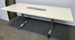 Kompakt møtebord fra Svenheim i hvitt / krom, 200x90cm, passer 6-8 personer, pent brukt