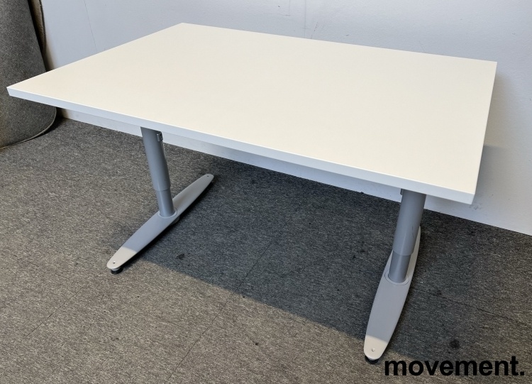 Solgt!Kinnarps T-serie skrivebord - 1 / 2