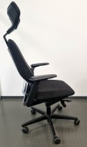 Savo S3 kontorstol i sort stoff med nakkepute og armlene, sort fotkryss, NYTRUKKET, pent brukt