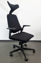 Savo S3 kontorstol i sort stoff med nakkepute og armlene, sort fotkryss, NYTRUKKET, pent brukt