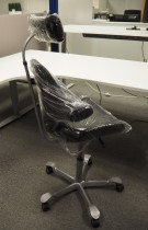 Ergonomisk kontorstol Håg Capisco med nakkepute nytrukket i sort stoff, rett sete, NYTRUKKET / pent brukt