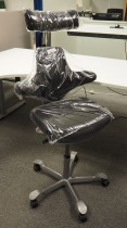 Ergonomisk kontorstol Håg Capisco med nakkepute nytrukket i sort stoff, rett sete, NYTRUKKET / pent brukt