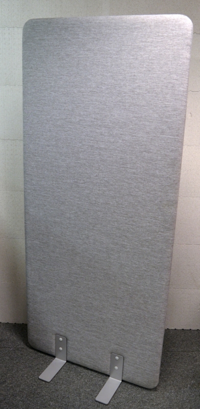 Skillevegg i grått stoff fra