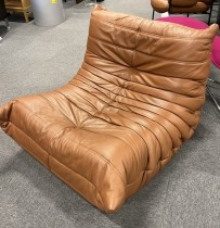 Loungestol fra Ligne Roset i brunt skinn, modell Togo Fireside Chair, pent brukt