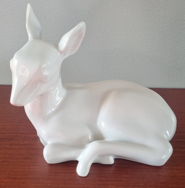 Porselensfigur av et rådyr,