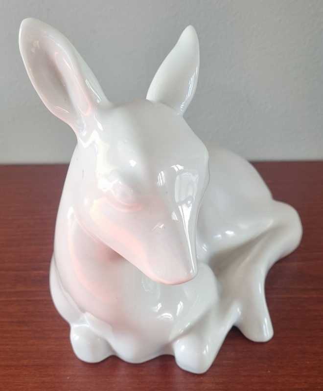 Porselensfigur av et rådyr,