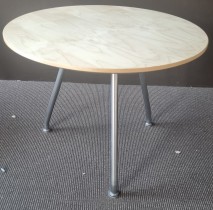 Lavt, rundt loungebord i bjerk / satinert stål, ForaForm Burell-serie, Ø=70, H=50, Circus Design, pent brukt