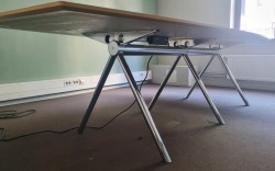 Møtebord i bjerk / krom, Avia fra EFG, 280x120cm, 8-10 personer, noe kosmetisk slitasje