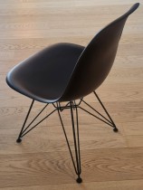 Vitra DSR designstoler i Mørk Grå / ben i sortlakkert metall, Charles & Ray Eames, pent brukt