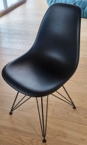 Vitra DSR designstoler i Mørk Grå / ben i sortlakkert metall, Charles & Ray Eames, pent brukt