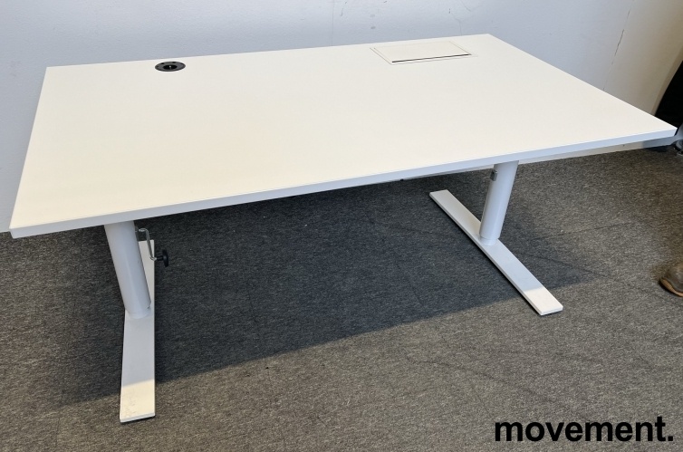 Solgt!Skrivebord i hvitt fra Kinnarps, - 1 / 4