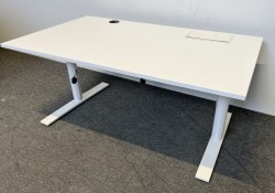 Skrivebord i hvitt fra Kinnarps, Oberon-serie, 140x80cm, høydejusterbart med sveiv, pent brukt