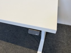 Skrivebord med elektrisk hevsenk i hvitt fra  JERN of Scandinavia, 160x80cm, pent brukt