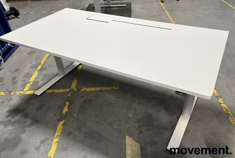 Solgt!Skrivebord med elektrisk hevsenk i - 1 / 2