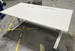 Skrivebord med elektrisk hevsenk i hvitt fra Dencon, 160x80cm, pent brukt