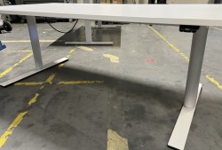 Skrivebord med elektrisk hevsenk i hvitt fra Dencon, 160x80cm, pent brukt