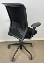 Vitra ID Mesh kontorstol i sort stoff / mesh rygg, armlener, sort kryss, pent brukt 2019-modell