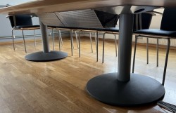 Møtebord i bøk / grått med kabelluker, 360x135cm, passer 12-14 personer, brukt med noe slitasje