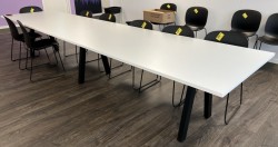 Møtebord i hvitt med sorte ben fra Svenheim, modell Factor, 420x100cm, passer 14-16 personer, pent brukt