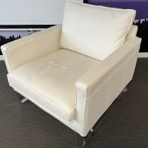 Skinnstol / lenestol, 1seter, Melba fra Ikea, hvitt skinn, 76cm bredde, krom ben, pent brukt