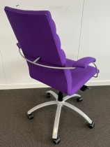 Konferansestol på hjul i lilla stoff med grått understell fra Scan Sørlie, modell Touch Comfort, pent brukt