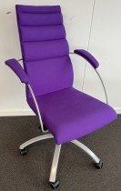 Konferansestol på hjul i lilla stoff med grått understell fra Scan Sørlie, modell Touch Comfort, pent brukt