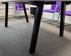 Kompakt møtebord fra Svenheim i hvitt / sort, 180x100cm, passer 4-6 personer, pent brukt