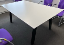 Kompakt møtebord fra Svenheim i hvitt / sort, 180x100cm, passer 4-6 personer, pent brukt