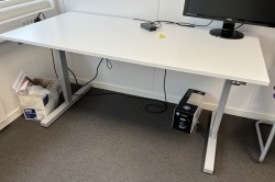 Skrivebord med elektrisk hevsenk i hvitt / grått fra Linak, pent brukt