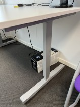 Skrivebord med elektrisk hevsenk i hvitt / grått fra Linak, pent brukt