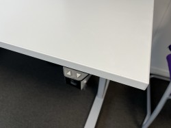 Skrivebord med elektrisk hevsenk i hvitt / grått fra Linak, pent brukt