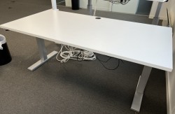 Elektrisk hevsenk skrivebord fra Duba, 160x80cm hvit plate, grå T-ben, pent brukt