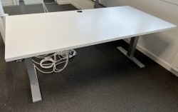 Elektrisk hevsenk skrivebord fra Duba, 160x80cm hvit plate, grå T-ben, pent brukt