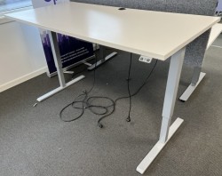 Skrivebord med elektrisk hevsenk i hvitt / grått fra Edsbyn, pent brukt