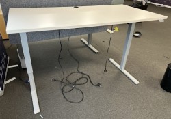 Skrivebord med elektrisk hevsenk i hvitt / grått fra Edsbyn, pent brukt