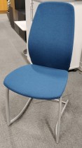 Møteromsstol / besøksstol fra Kinnarps, mod Plus 376, NYTRUKKET i petrolblått ullstoff, pent brukt
