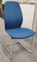 Møteromsstol / besøksstol fra Kinnarps, mod Plus 376, NYTRUKKET i petrolblått ullstoff, pent brukt