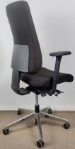 Kontorstol: Komfortabel kontorstol i sort stoff, krom kryss, høy rygg, armlener, pent brukt