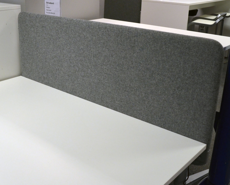 Bordskillevegg i grått stoff fra