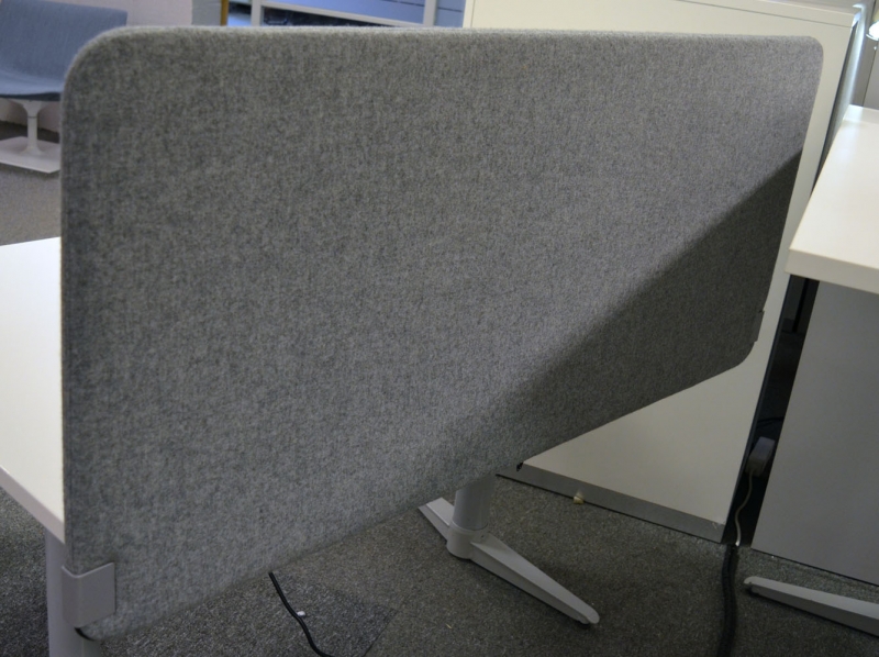 Bordskillevegg i grått stoff fra