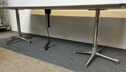 Møtebord i varmgrått / krom fra ForaForm, modell Next, 240x120cm, 8-10 personer, pent brukt