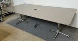 Møtebord i varmgrått / krom fra ForaForm, modell Next, 240x120cm, 8-10 personer, pent brukt