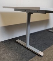 Skrivebord med elektrisk hevsenk i hvitt / grått fra Linak, 160x80cm pent brukt med NY plate