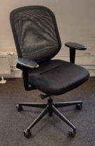 Kontorstol fra Vitra i sort, MedaPal, sort sete, mesh rygg, armlener, pent brukt