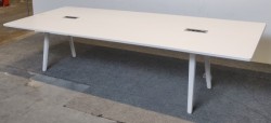 Møtebord / konferansebord i hvitt fra Vitra, 320x120cm, passer 10-14 personer, pent brukt